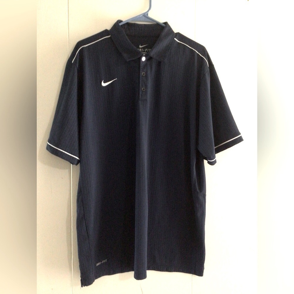 Nike dri fit men’s XL navy blue/white trim short sleeves polo shirt
